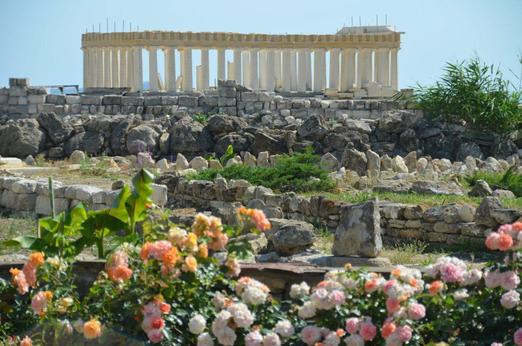 На Кубани мужчина продал имущество, чтобы воссоздать коллекцию «чудес света» на своём участке
