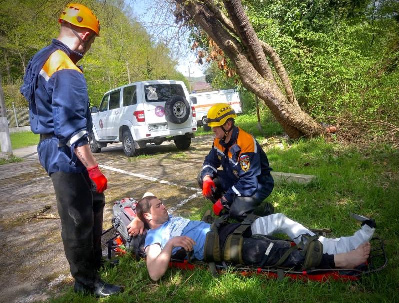 В Сочи мужчина рухнул с парапета в горную реку