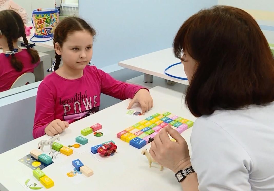 В Сочи 8-летней девочке помогли услышать мир (Видео)