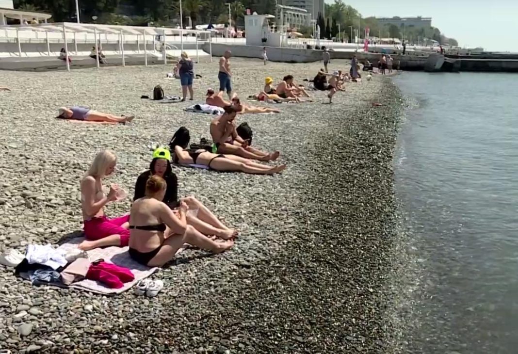 Пляжи Сочи заполонили туристы (Видео)