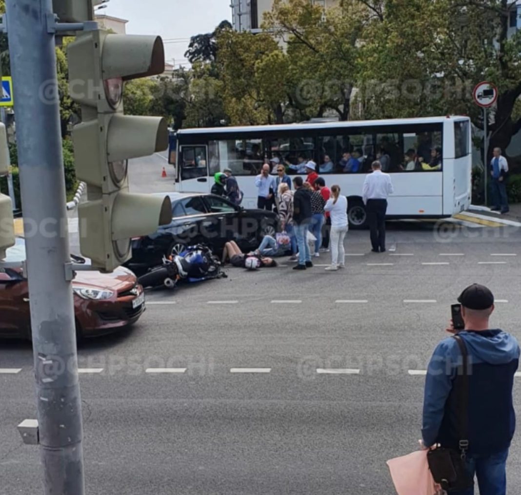 «Мерседес» подставил бок мотоциклисту в Сочи