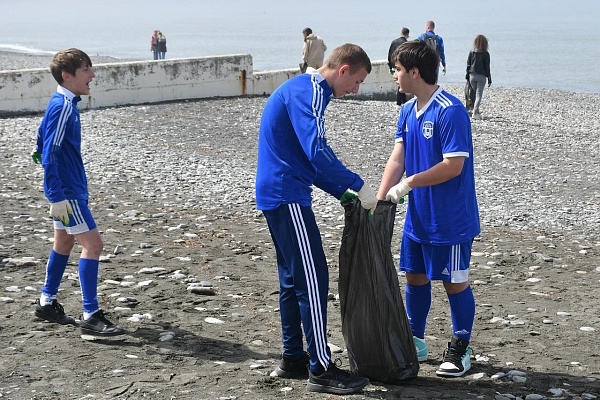 В Сочи прошел субботник с участием юных футболистов