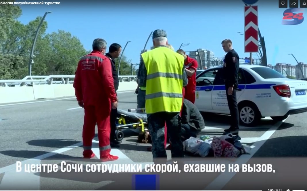 В Сочи «скорая» наткнулась на полуголую женщину, спеша на вызов (видео)