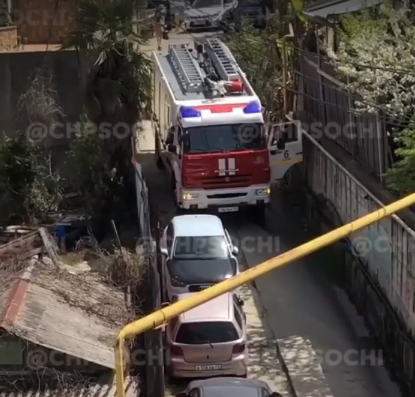 В Сочи пожарные застряли на подъезде к горящей многоэтажке