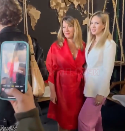 Чему их там учат? Две дамы подрались на коуч-встрече в Сочи