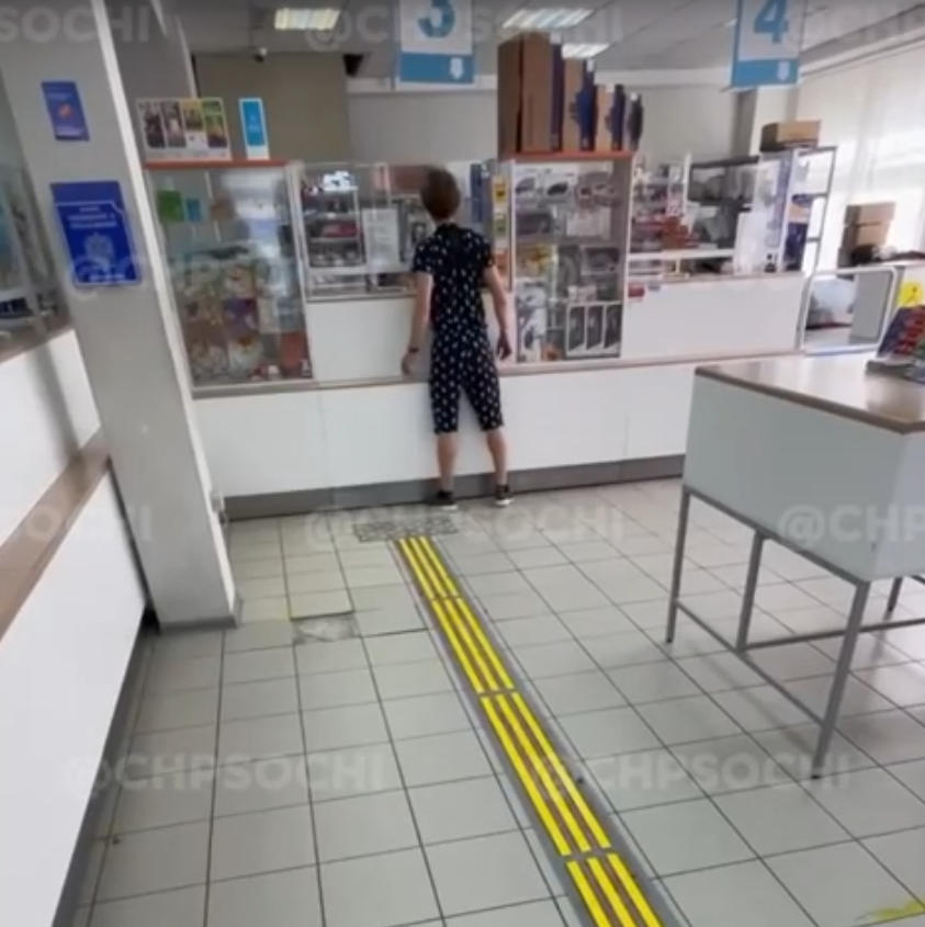 Бес вселился: посетитель Почты России в Сочи из-за посылки залез на стойку