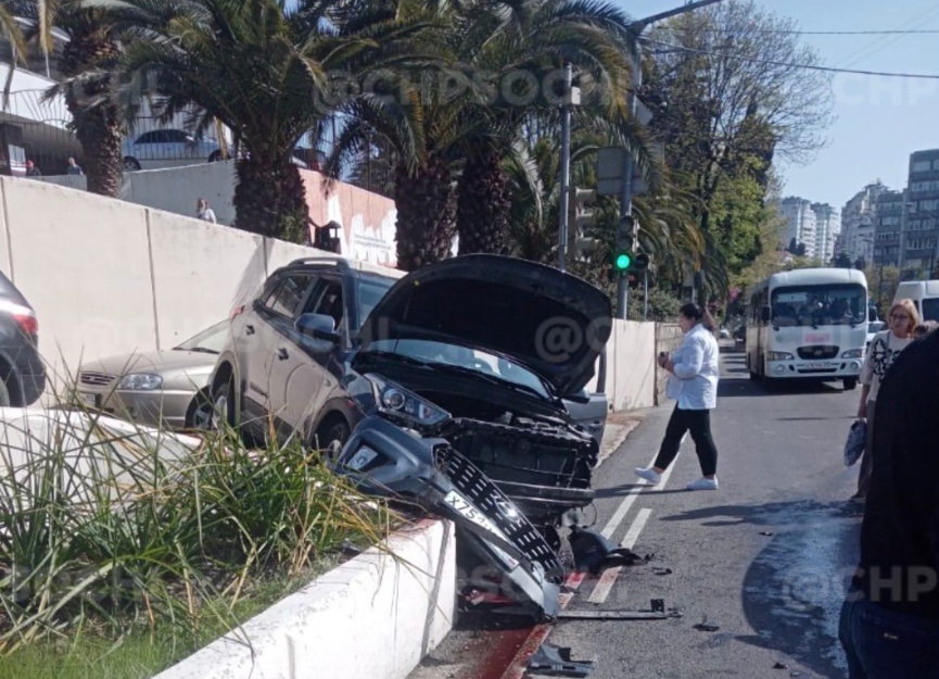 Просто жесть: в центре Сочи столкнулись две иномарки