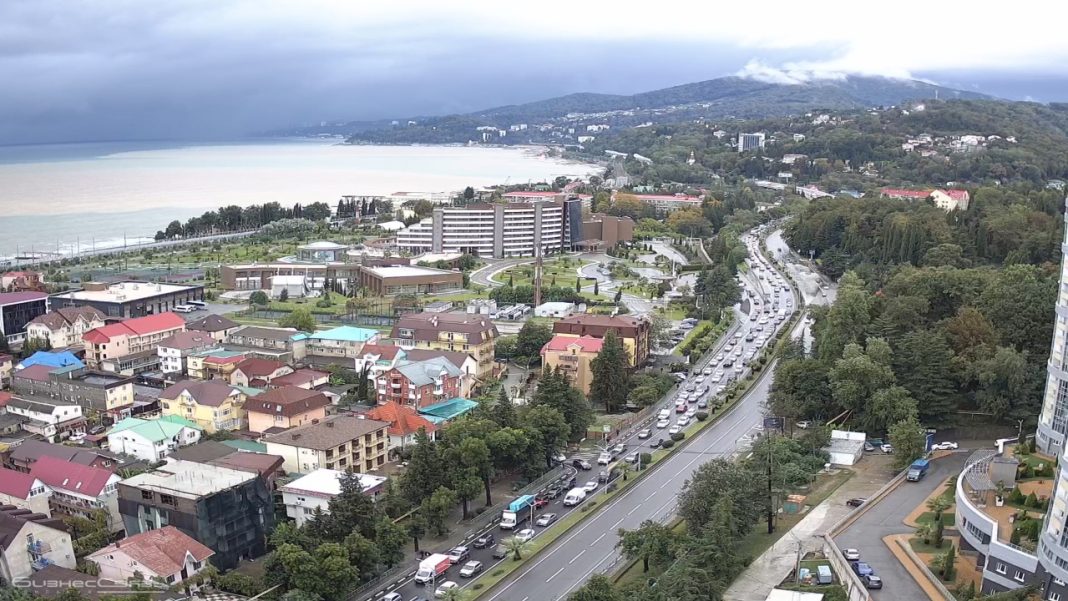 Штопор для пробок: дорожники разобрали «болевые точки» Сочи перед началом лета