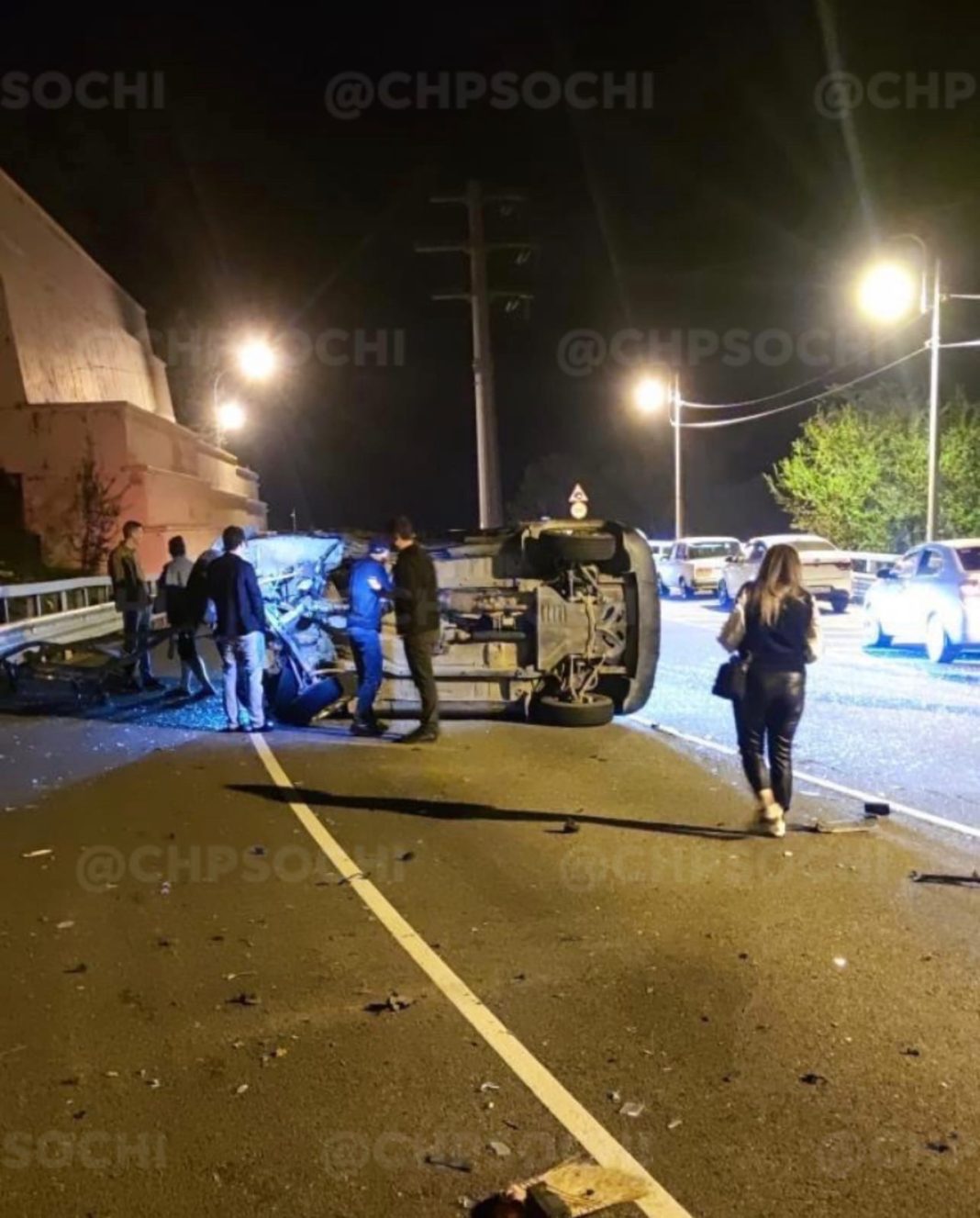 В Сочи Mercedes опрокинул “Ниву” на бок