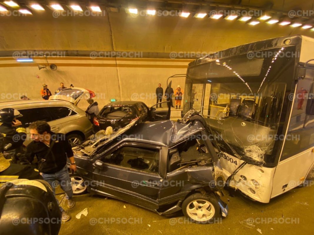 Массовая авария с рейсовым автобусом в тоннеле Сочи надолго парализовала движение
