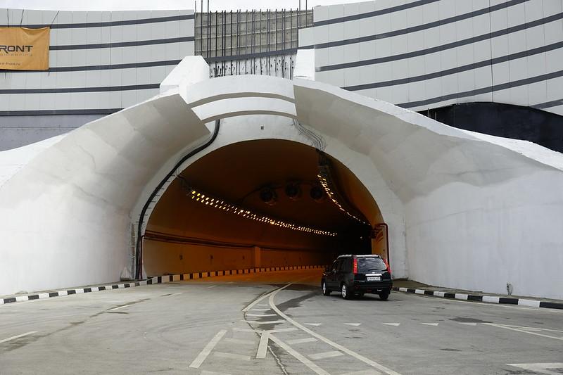 В преддверие отпусков водителям напомнили об опасности тоннелей