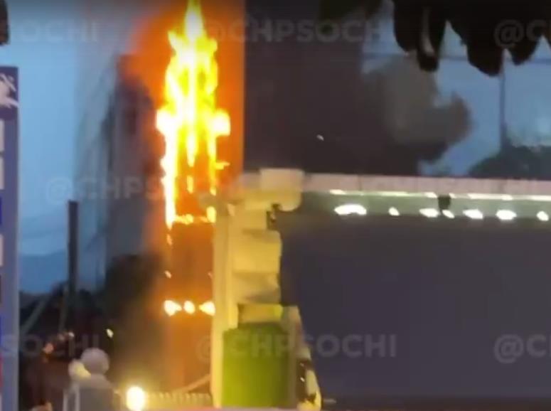В Сочи чуть не спалили фасад здания (Видео)