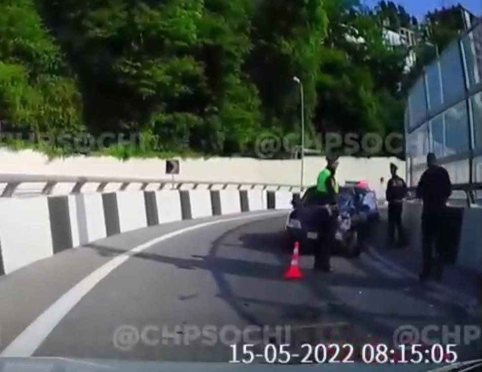 В Сочи водитель выехал на встречку и протаранил «Ниву»