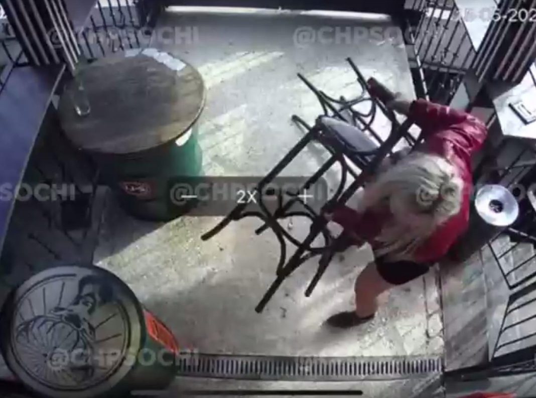 Собачку покормить: в Сочи блондинка пыталась взломать закрытый паб (Видео)