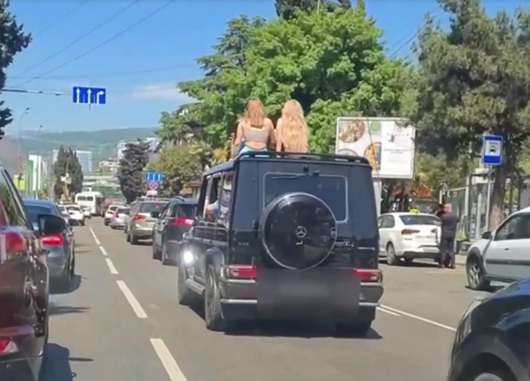 С ветерком: в Сочи ищут водителя «Гелика», прокатившего девушек на крыше (Видео)