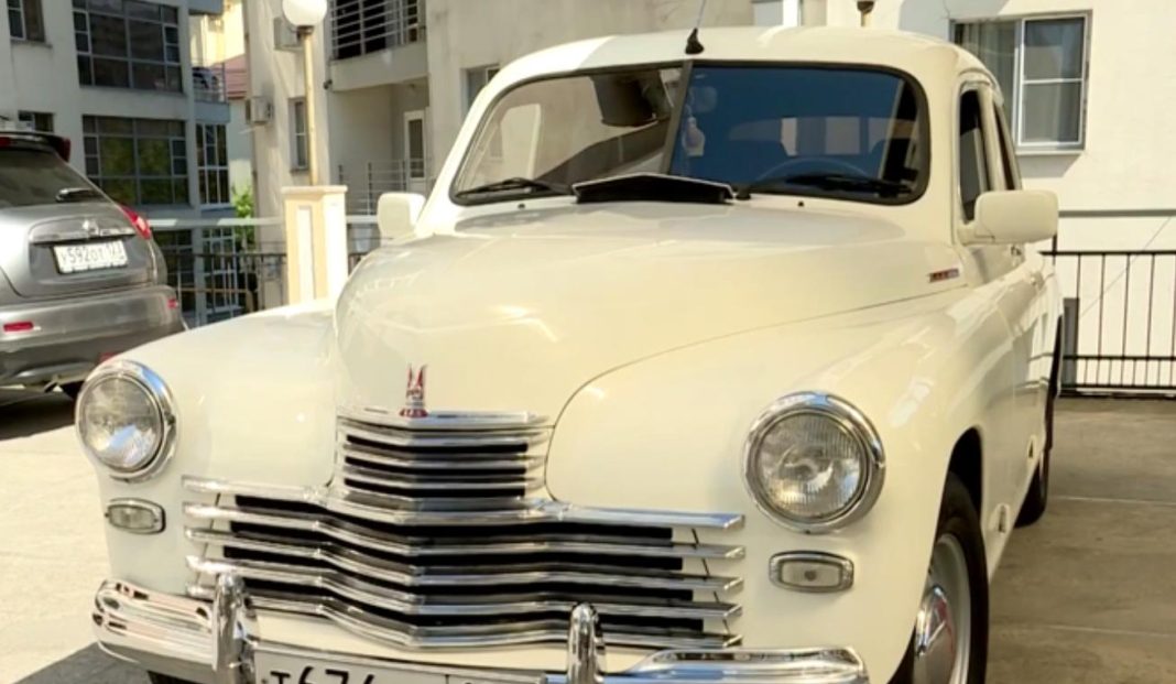 По Сочи колесит раритетная «Победа»