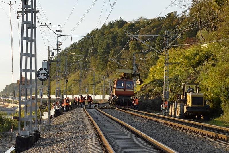 Ехавший в Сочи поезд сбил автомобиль Lada на переезде