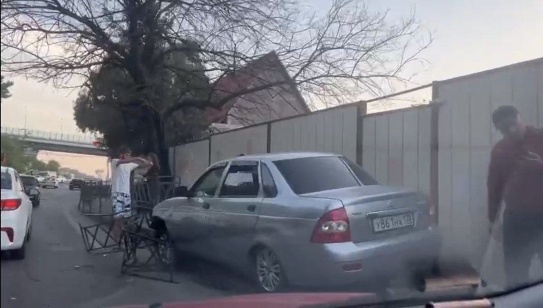 В Сочи легковушка снесла металическое ограждение