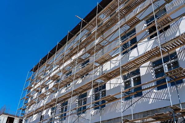 На строительстве школы на Мамайке в Сочи увеличат число строителей