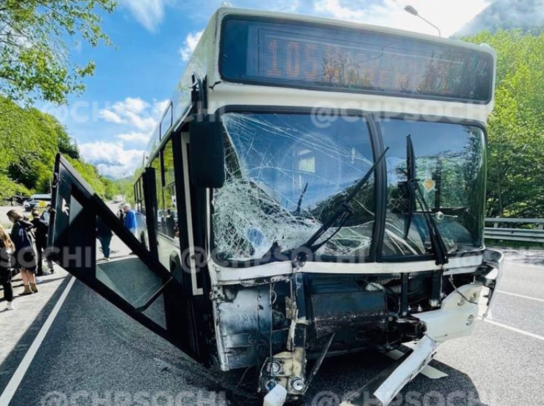В Сочи зажало женщину в ДТП с рейсовым автобусом