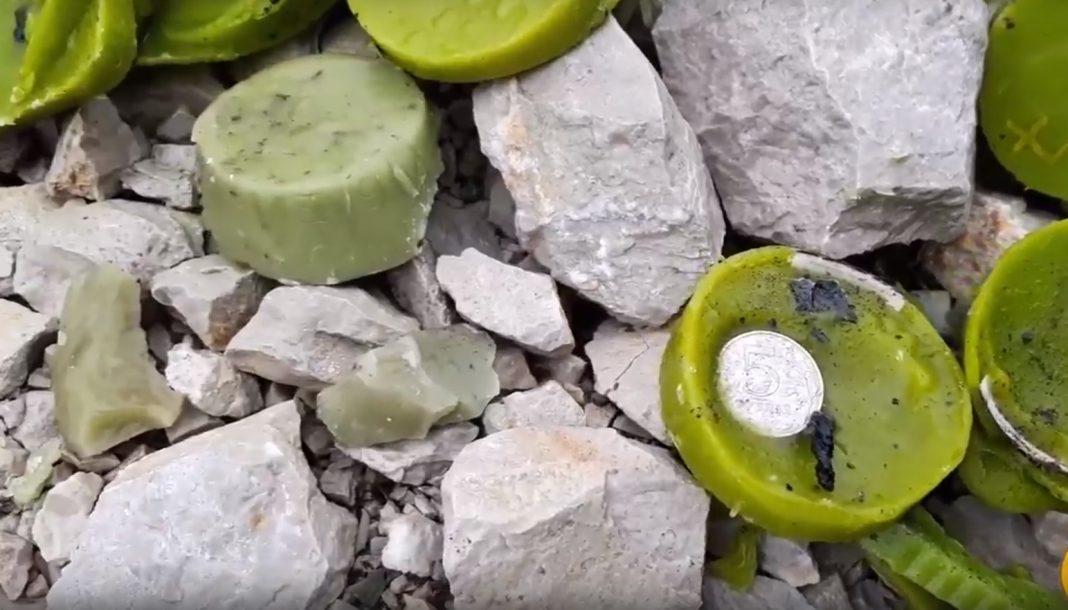 Свалку с деньгами нашли туристы в Сочи в ущелье Ахцу