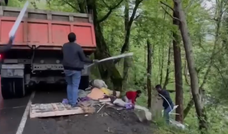 В Сочи заставили извиняться мужчину, вывалившего мусор в лес