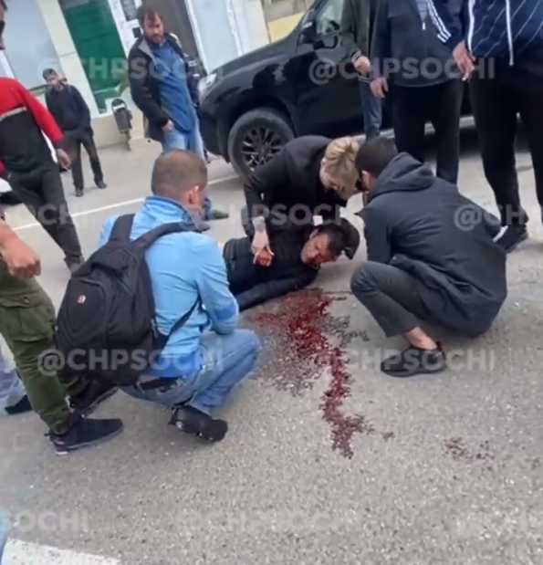 Повернул, не глянув: водитель «Лады» в Сочи сбил скутериста (видео)