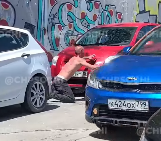 Бесы вселились: неадекват на улице в Сочи напугал прохожих (видео)