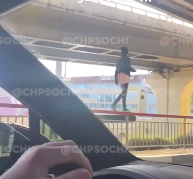 Перилоходец с гастролями: в Сочи сняли на видео опасные трюки прохожей