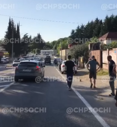 В Сочи «Лада» сбила мопедиста и он залетел под «Камаз»