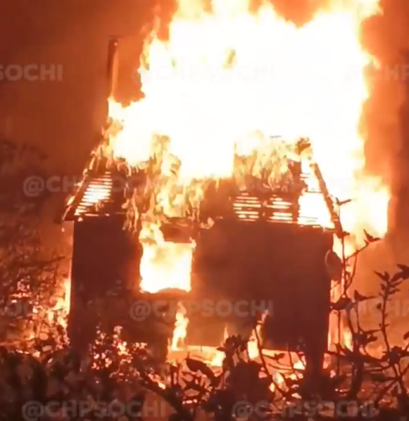 В Сочи сгорел частный дом