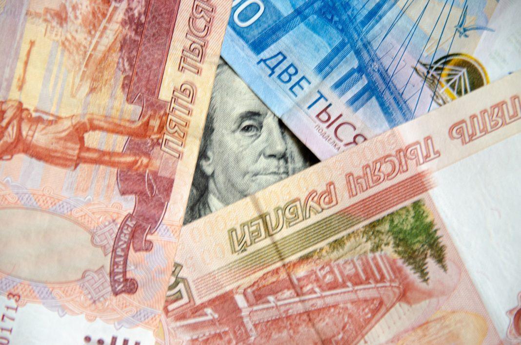 Финансист посоветовал крупные суммы в долларах перевести в криптовалюту и уехать в Таиланд