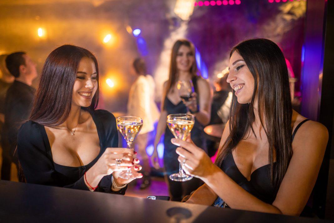 За базар получишь: тому, кто сменит имя, обещают зарплату и пожизненные вечеринки в Сочи