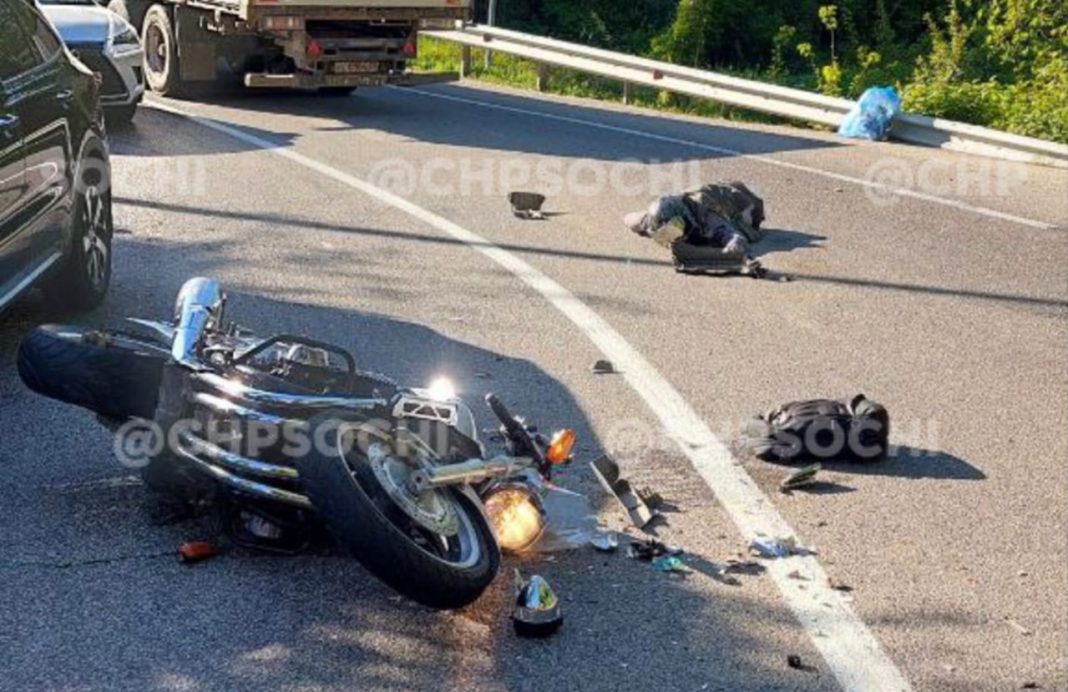 В Сочи байкер погиб под колесами фуры