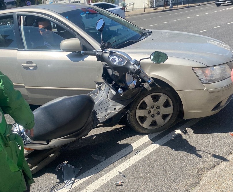 В центре Сочи автомобилист сбил скутериста