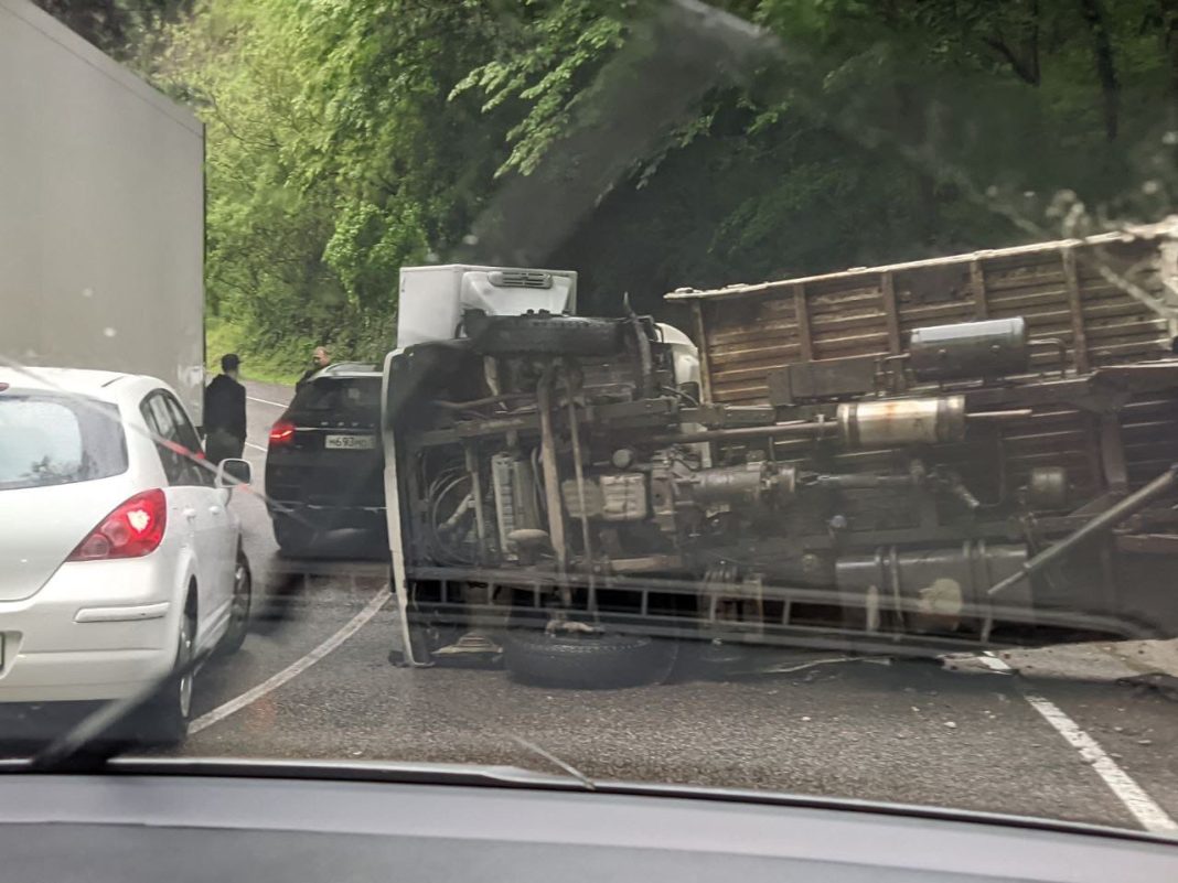 В Сочи грузовик «прилег» на бок и парализовал трассу