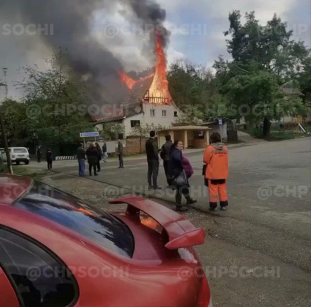 В Сочи сгорел частный дом