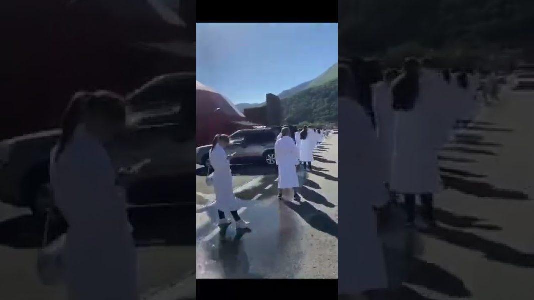 Сочи заполонили люди в белых халатах и удивили прохожих(видео)