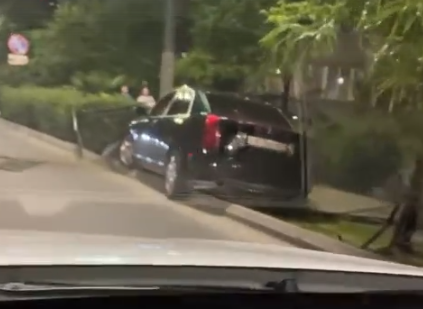 В Сочи водитель седана влетел в фонарный столб