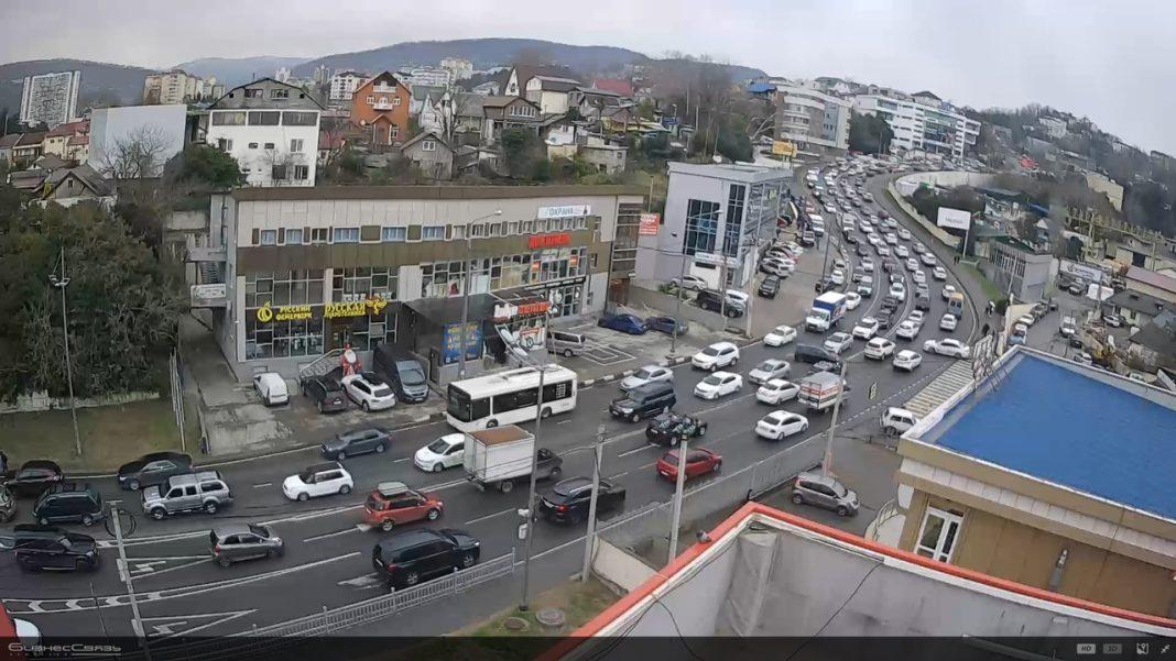 Доллар падает, а цены растут: эксперт объяснил почему не дешевеют машины в России