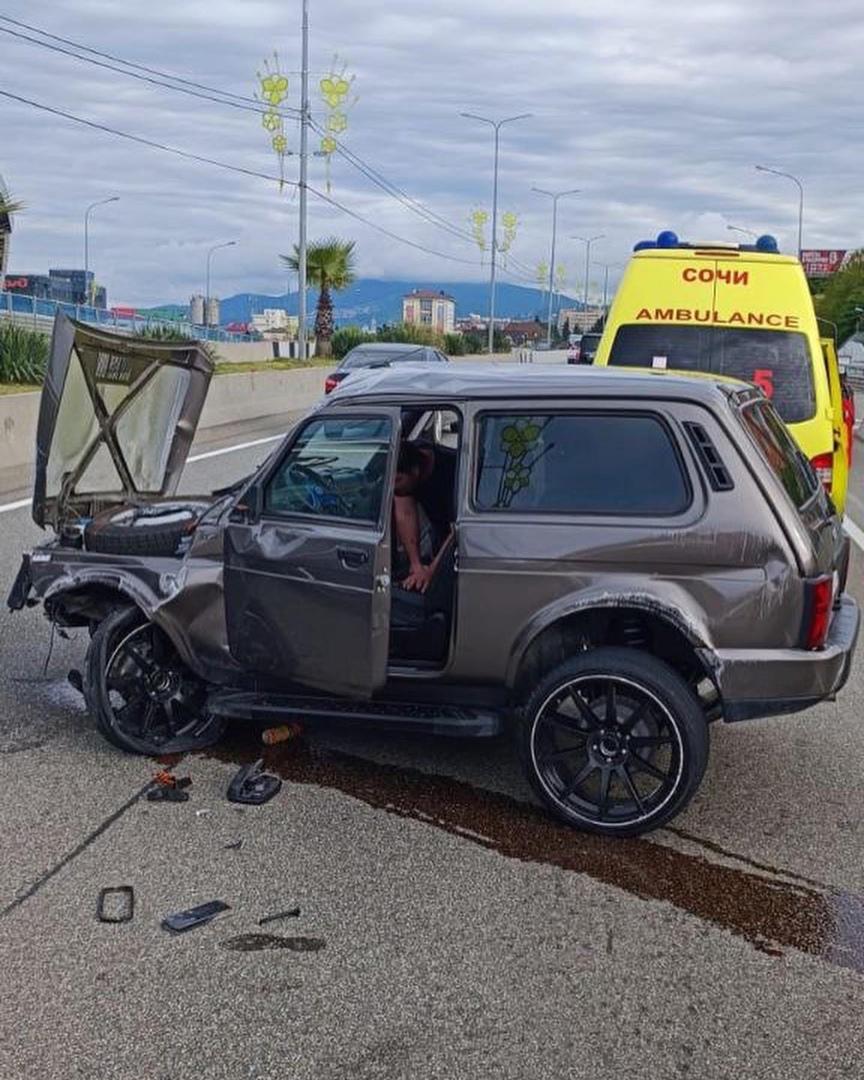 Пассажир в шутку опрокинул машину в Сочи