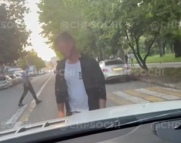 В Сочи мужчина перегородил дорогу (Видео)