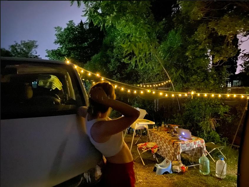 Отдых дикарями: многодетная семья приехала в Сочи и уже неделю ночует в машине