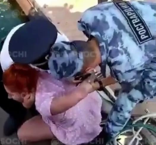 В Сочи осудили полицейского, который при задержании сломал женщине плечо