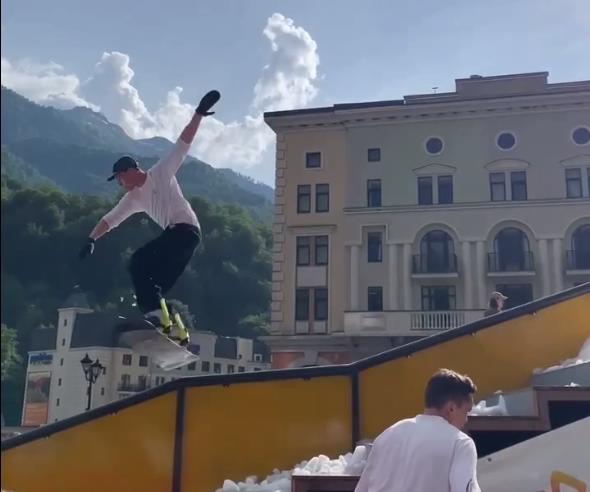 В горах Сочи построили горку из снега