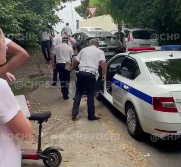 Бешеные гонки: в Сочи «Лексус» устроил «догонялки» с 3 автопатрулями