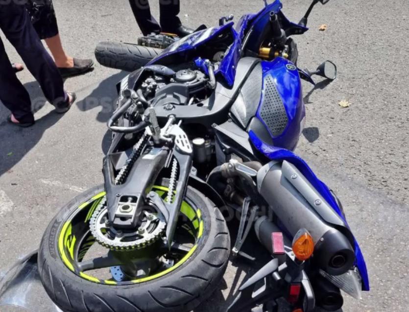 В Сочи Kia выехала на встречку и сбила байкера (Видео)