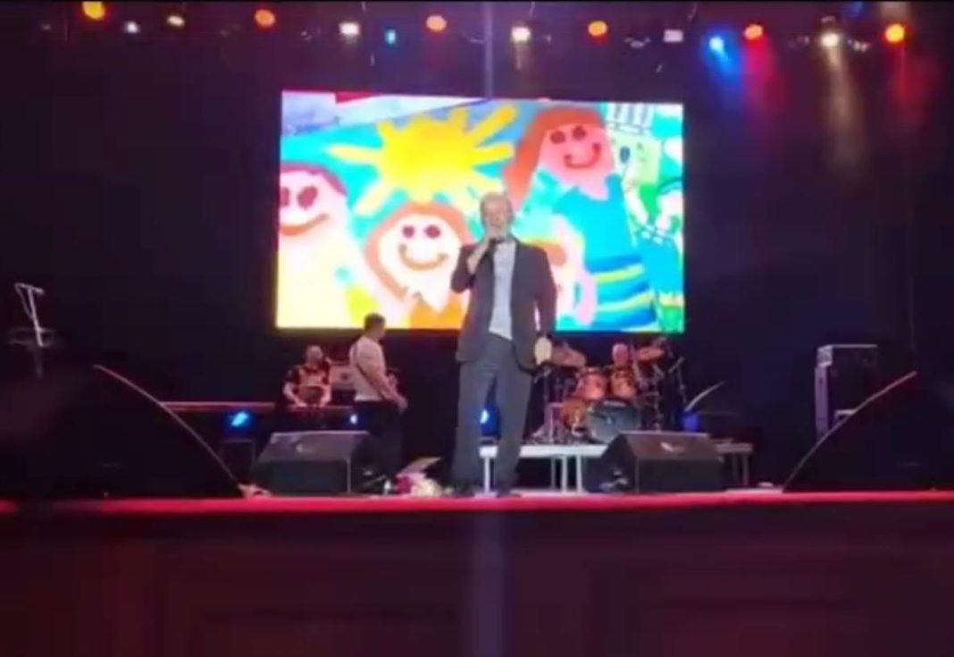 Олег Газманов и Александр Буйнов в Сочи спели для 100-летнего Героя России его любимые песни