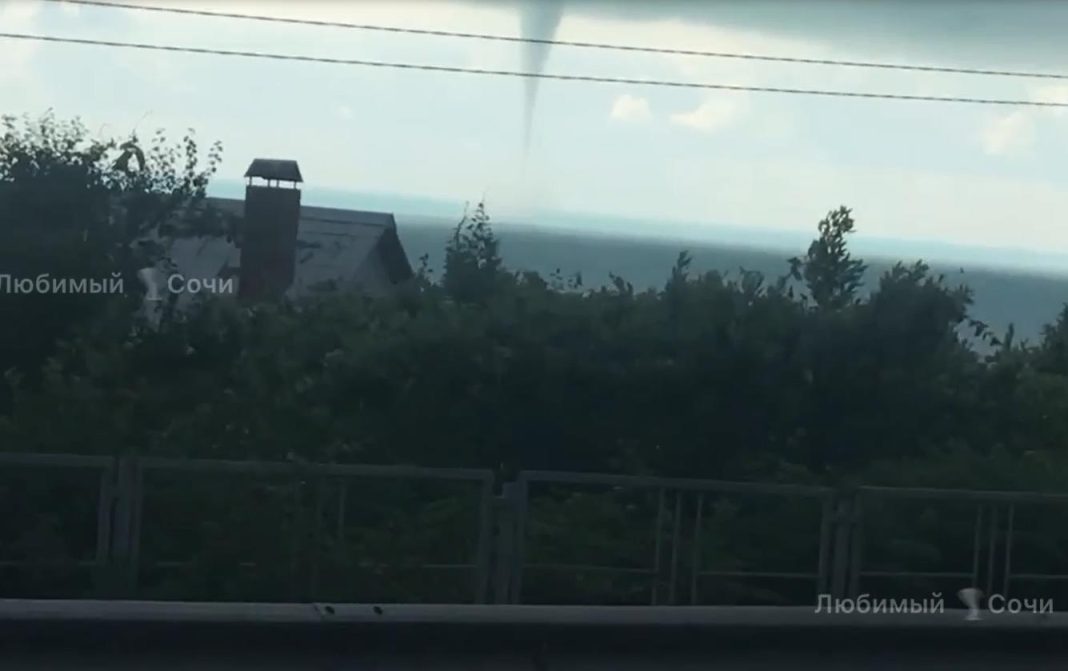 В Сочи над морем «прогулялся» смерч