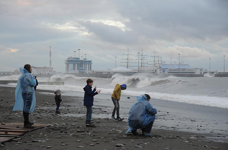 В Сочи на сутки продлили штормовое предупреждение